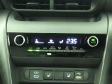 オートエアコンを装備しておりますので、四季を通じて車内を快適な温度に保つことが出来ます!高級感が有りますね!
