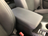 【アームレスト】運転時の疲労軽減にもなるアームレストがついています!