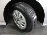 タイヤは ヨコハマ ブルーアース 2024年製がついています。 そして足元を精悍に引き締めるトヨタ純正15インチアルミホイール、おしゃれは足元から、カッコイイですね!