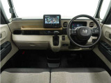 ◆視界広々で非常に運転しやすくロングドライブでも疲れを感じさせないすっきりとまとまったインパネ周りです。