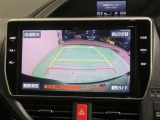 車両後方の映像を映すバックモニター。進路を確認しながら安全に車庫入れできます。