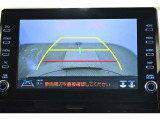 バックガイドモニター(バックモニター)付き。車両後方の映像をナビ画面に表示し、駐車などの後退操作をサポートします。