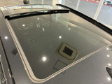 電動ガラスサンルーフも付いております。