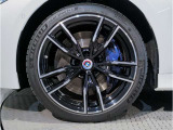 【BMWアロイホイル】軽量かつ強度に拘ったアロイホイル。走行性能ポテンシャルを引き出す設計。車の足元を引き締めてくれる大きなポイントはアロイホイルです。