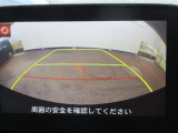 【リアカメラ】リバースに入れるだけで後方の映像が映ります。安全確認や、狭い駐車場での車庫入れ、雨の日や夜間など視界の悪い時に便利です。安全にバックする為には欠かせない装備です。