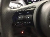 ステアリングにオーディオ操作スイッチが付いています。オーディオ画面に直接タッチしなくても操作が出来ますので、運転に集中できます。