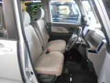 フロントシートはベンチシートタイプ♪ センターには格納式アームレストも付いています!!室内空間は広々で移動も楽々です♪狭い駐車空間など助手席ドアから出たい時にも大変便利ですよ♪