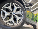 【純正17インチアルミホイール】外観にマッチした純正アルミホイールを装着しております。各種社外アルミホイールや、スタッドレスタイヤも取扱いしております。是非ご相談ください♪