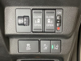 両側電動スライドドアは運転席から操作ができるよう、操作スイッチが付いています。ヘットライトリベライザーのスイッチがついています。道路状況や積荷の加重に応じてライトの高さを調節できます。
