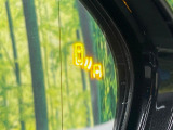 【ブラインドスポットモニター】走行中、ドアミラーの死角になりやすい箇所に後続車が接近するとサイドミラーのレンズに警告を表示!ドライバーに注意喚起をしてくれます。