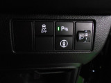 パーキングセンサーや横滑りを防ぐVSA等のスイッチ類は運転席の右側、手の届きやすい位置にあります。