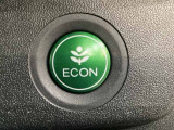 ECON モードをON にするとアクセルペダルの動きに対するエンジンの反応とエアコンの制御を切り換えることで、燃費のいい運転をするドライバーがペダルを踏んだ時と同じようにエンジンを制御します。