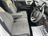 乗り心地の良いフロントシートです。足回りも広々としておりますので、長時間の運転も疲れづらいですよ。