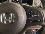 ハンドルにHondaセンシング系のクルーズコントロールやレーンキープアシストなどの操作スイッチが装備されています。ハンドルから手を離さず安全に操作できます。