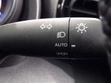 【オートライト】車外の明るさに応じて、自動的にライトの点灯・消灯をしてくれます。