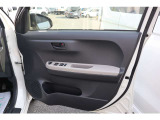【運転席内ドア 】ミラー操作やウィンドウ開閉スイッチはドライバー目線で配置され、快適な操作性を実現!