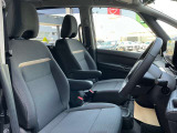 セレナの運転席・助手席は、ゆったりと座れるサイズで、長時間の運転でも快適です。また、シートベンチレーションなどの快適装備も充実しています。
