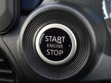 【プッシュスタート】キーが車内にあれば、エンジンの始動・停止はブレーキを踏んでスイッチを押すだけ!キーを取り出す手間を省き、ワンプッシュで操作するので簡単でスムーズ!
