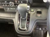 シフトはインパネシフト、パーキングブレーキは電子制御となっています。