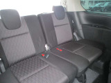 3列目シートです!汚れや破れも無く良好です♪後部座席は大人の人でも足元ゆったりしております♪