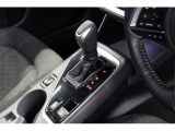 電動パーキングブレーキを採用していますので、従来のサイドブレーキレバーがなく、すっきりとしたシフト周りです。