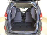 3列目シートを跳ね上げればラゲッジスペースを更に広く使えます。