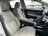 運転席・助手席は、ゆったりと座れるサイズで、長時間の運転でも快適です。