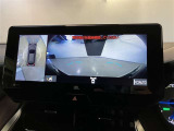 【パノラミックビューモニター】映像で、見づらい車両周辺の確認をアシスト。クルマを真上から見ているような映像を表示。 運転席から確認しにくい車両周囲の状況を把握。