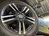 【純正17インチアルミホイール】外観にマッチした純正アルミホイールを装着しております。各種社外アルミホイールや、スタッドレスタイヤも取扱いしております。是非ご相談ください♪