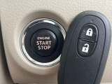 【キーレススタートシステム】カバンやポケットに入れたままでもドアの施錠・解錠が可能なスマートキーを装備。エンジンのオン・オフ時もカギを取り出す必要が無いからとっても便利です♪