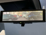 インテリジェントルームミラーです。人や物で視界が遮られてても、車体後部のカメラ映像に切り替えることにより、クリアな後方視界を実現しています。
