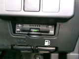ETC車載器を装備しています。高速道路の料金所もストレスなく通行できます。すっきりとしたビルトインタイプですよ。