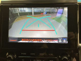 車庫入れなど後進運転時に死角をモニターで確認ができて安全です♪ ステアリング操作の参考になるガイド線も表示しますので車庫入れがニガテな方も安心ですネ!