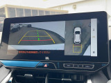 【パノラミックビューモニター】専用のカメラにより、上から見下ろしたような視点で360度クルマの周囲を確認することができます☆死角部分も確認しやすく、狭い場所での切り返しや駐車もスムーズに行えます。