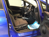 運転席は、大きな座面と包み込むような背もたれがドライバーの身体全体をしっかり支えます。上質なシート素材と座り心地のよいクッションを採用し、長時間の運転やコーナーの多い道も快適です。