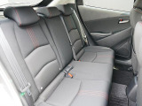 後部座席も広々スペースです。大きな座面でリクライニング無しでもゆったりロングドライブをお楽しみいただけます。
