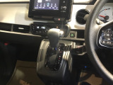 運転席周辺のスマートなレイアウトが、操作のしやすさを実現。快適なドライブをサポートします。手元で操作ができる、電子制御パーキングブレーキ。