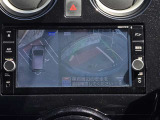 アラウンドビューモニター。上空から見下ろしているような映像で、スムースな駐車をサポートします。