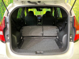 普段のお買い物や通勤、送迎等に十分な荷室スペースを確保しております。セカンドシートを倒すと、大きな荷物の積載も可能です♪
