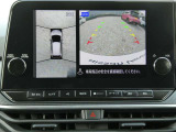 全周囲カメラで、クルマを上空から見下ろしているかのような映像を映し出します。周囲の状況がひと目でわかります!