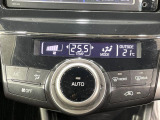 【オートエアコン】一度お好みの温度に設定すれば、車内の温度を検知し風量や温度を自動で調整。暑い&hellip;寒い&hellip;と何度もスイッチ操作をする必要はありません。快適な車内空間には必須の機能ですね♪
