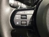 ステアリングにオーディオ操作スイッチが付いています。オーディオ画面に直接タッチしなくても操作が出来ますので、運転に集中できます。