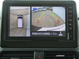 全周囲カメラで、クルマを上空から見下ろしているかのような映像を映し出します。周囲の状況がひと目でわかります!