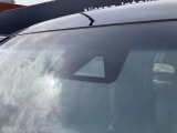 フロントガラスの上部には衝突軽減ブレーキの装置も付いており、より安全に運転を楽しんでいただくことができます。