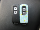 スマートキー付きです。人気装備の一つで、鍵を触らなくてもドアロックの開錠、エンジンの始動が出来ます。雨の日もキーを探す手間からも解放されますね。