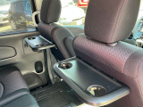 運転席&助手席後ろにはセカンドシート用テーブル&ドリンクフォルダーを装備☆