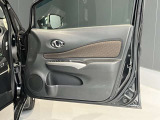 全席パワーウィンドウ付です。ドアの内側にも収納スペースやドリンクスペースがあってとっても便利。