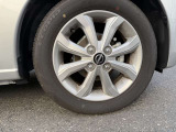純正14インチアルミホイール装着。