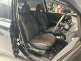 ハーフレザー調のシート地です。座面も広く長距離ドライブにも疲れにくくなっています。アームレストも装着です。