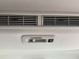 車内の空気を循環するシーリングファンを装備してます。